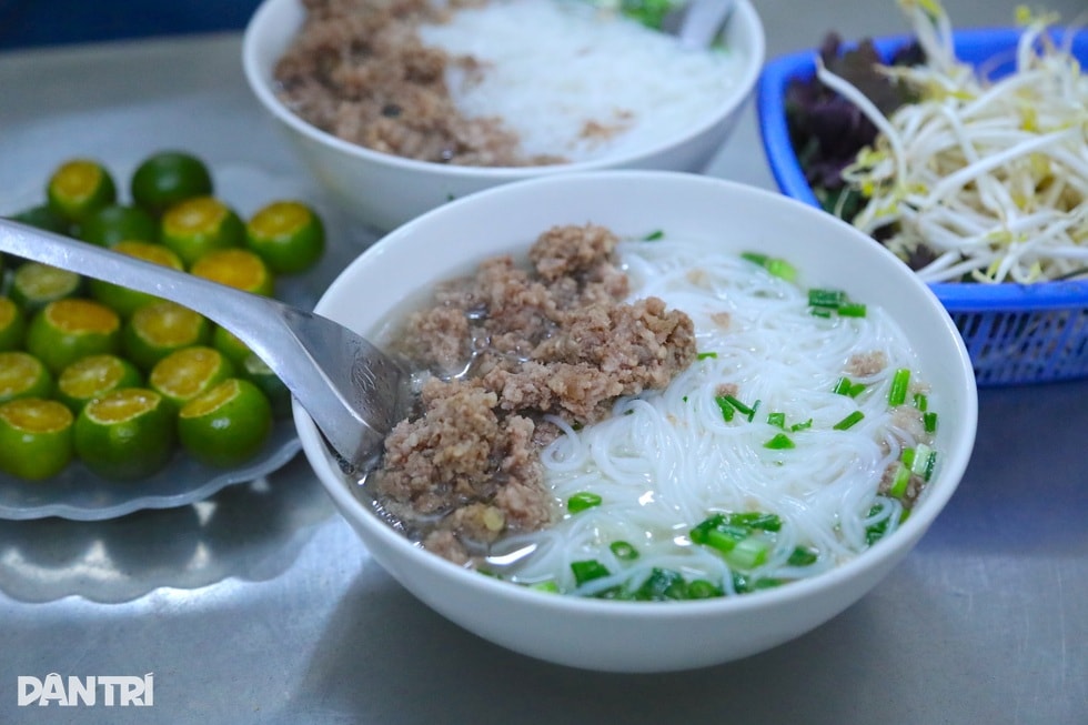 Quán bún ở Hà Nội giá 20.000 đồng, chủ khẳng định chỉ lãi 2.500 đồng/bát - 1 Quán bún ở Hà Nội giá 20.000 đồng, chủ khẳng định chỉ lãi 2.500 đồng/bát - 1