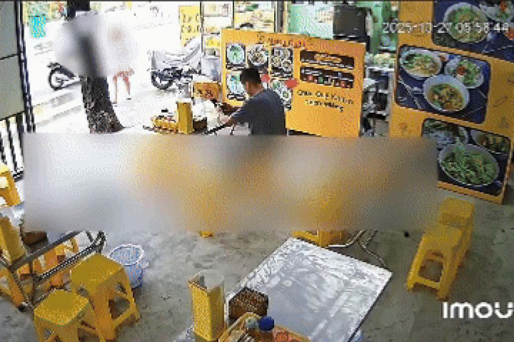 Chưa có khách mở hàng, chủ quán điếng người vì hành động của cô gái - 2 Chưa có khách mở hàng, chủ quán điếng người vì hành động của cô gái - 2