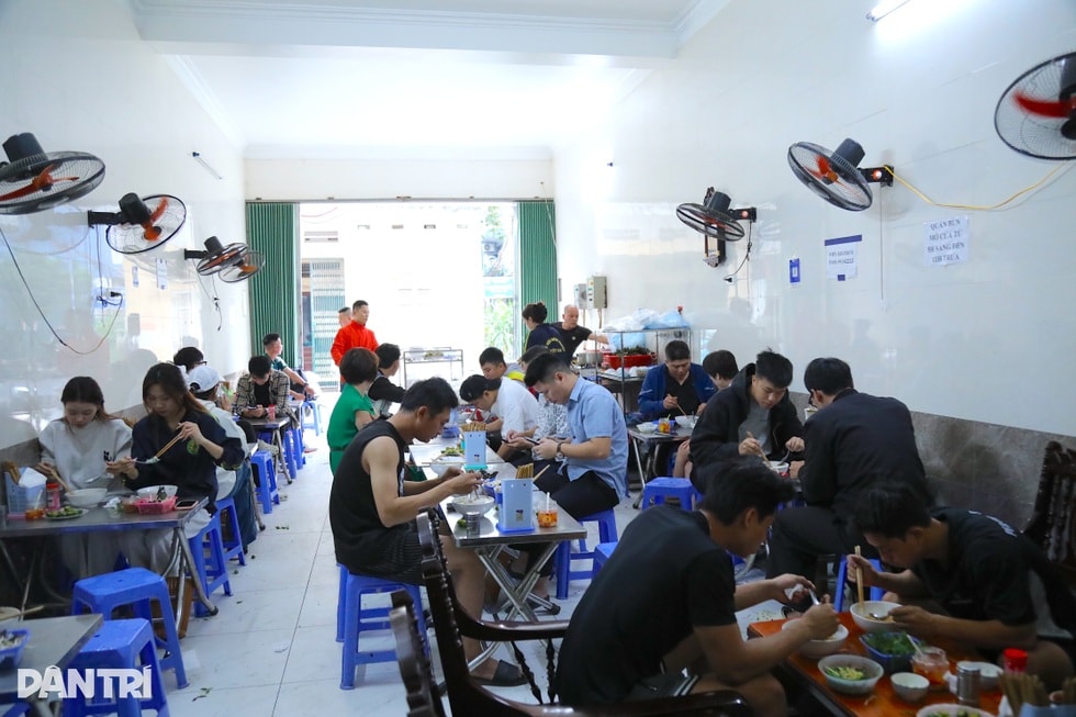 Quán bún ở Hà Nội giá 20.000 đồng, chủ khẳng định chỉ lãi 2.500 đồng/bát - 3 Quán bún ở Hà Nội giá 20.000 đồng, chủ khẳng định chỉ lãi 2.500 đồng/bát - 3