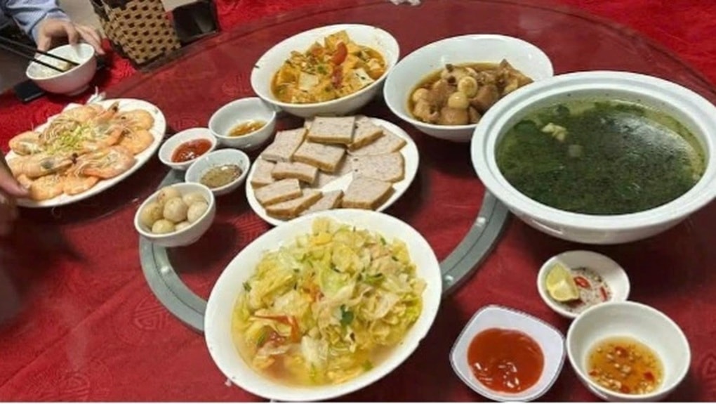 Thực hư nhóm sinh viên tố bị chặt chém, mâm cơm lèo tèo ở Cửa Lò - 2 Thực hư nhóm sinh viên tố bị chặt chém, mâm cơm lèo tèo ở Cửa Lò - 2