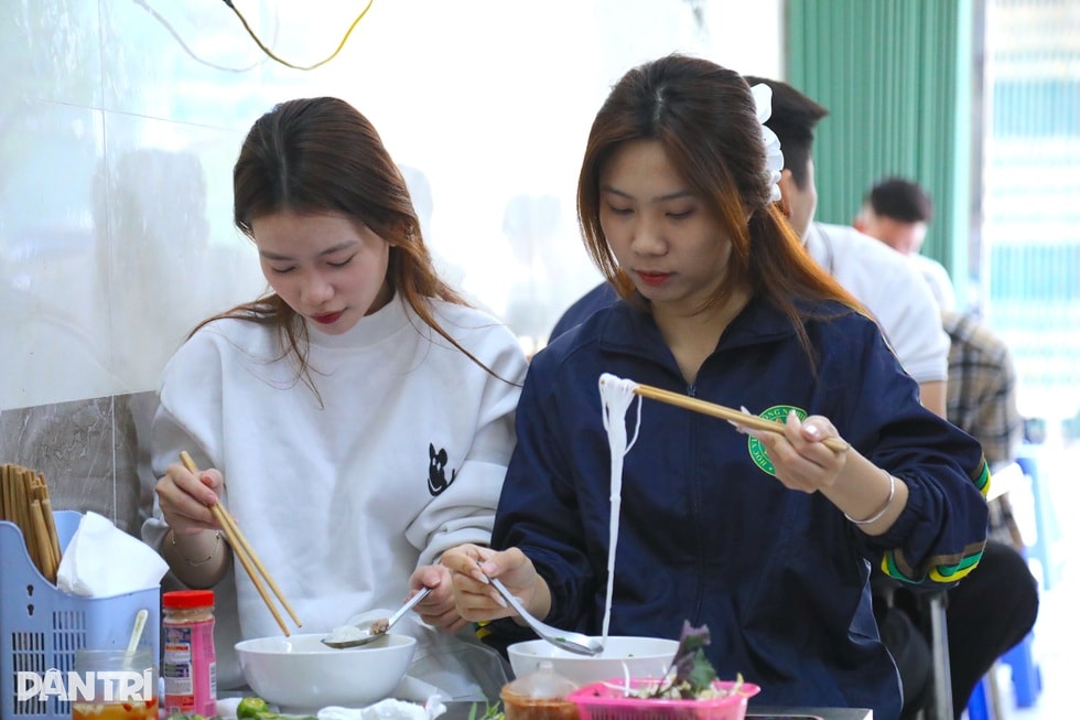 Quán bún ở Hà Nội giá 20.000 đồng, chủ khẳng định chỉ lãi 2.500 đồng/bát - 7 Quán bún ở Hà Nội giá 20.000 đồng, chủ khẳng định chỉ lãi 2.500 đồng/bát - 7