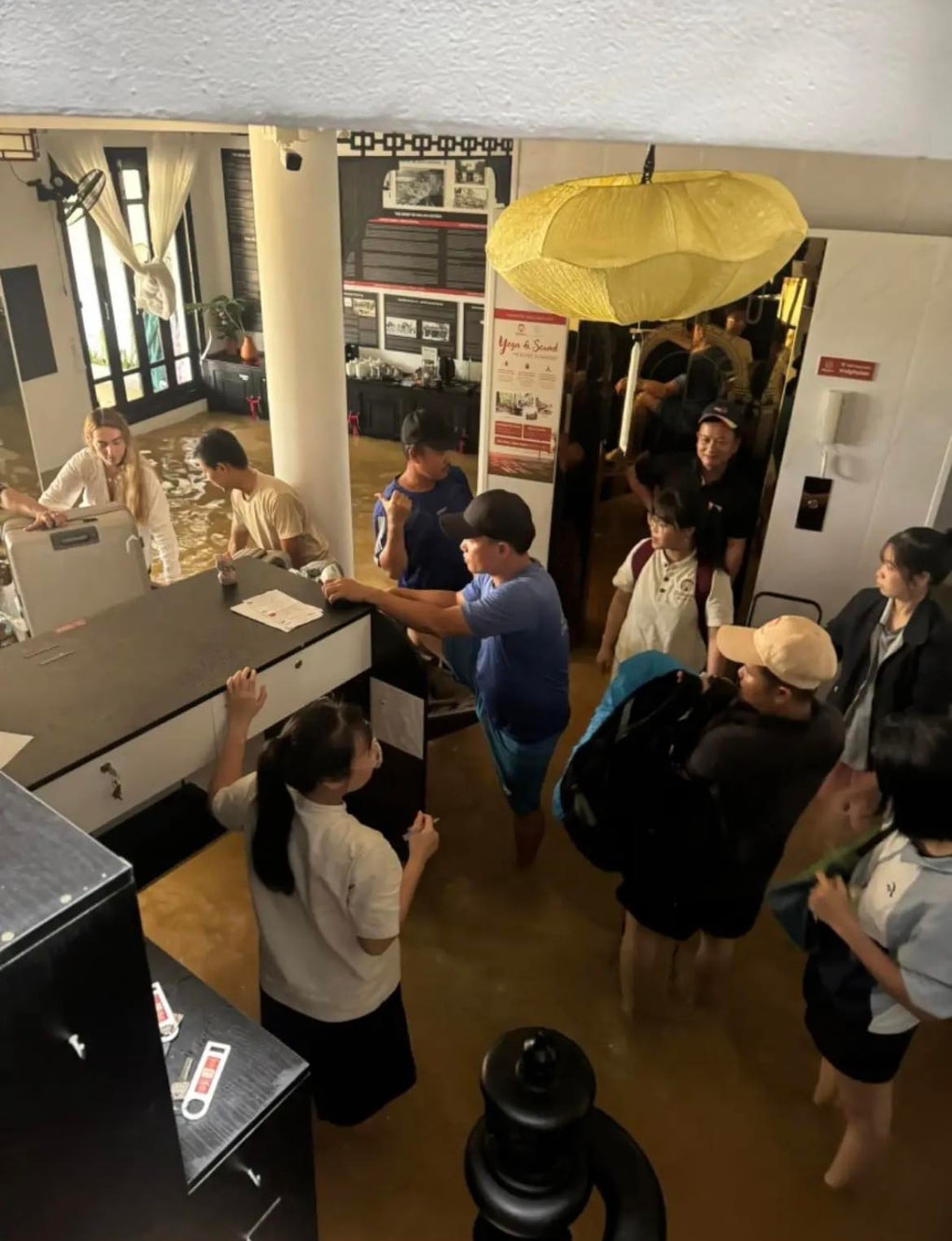 Nước ngập khách sạn ở Hội An, khách Tây kể trải nghiệm đi thuyền như Venice - 2 Nước ngập khách sạn ở Hội An, khách Tây kể trải nghiệm đi thuyền như Venice - 2