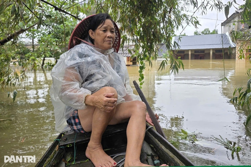 Miền Trung oằn mình trong lũ, nhà sập, người mất, tài sản cuốn trôi - 2 Miền Trung oằn mình trong lũ, nhà sập, người mất, tài sản cuốn trôi - 2