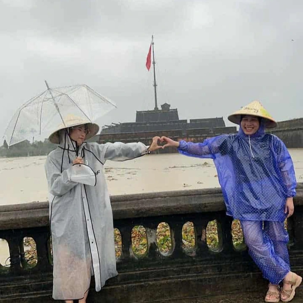 Khách Hà Nội đi công nông ra sân bay Huế hôm mưa lũ, lái xe không lấy tiền - 1 Khách Hà Nội đi công nông ra sân bay Huế hôm mưa lũ, lái xe không lấy tiền - 1