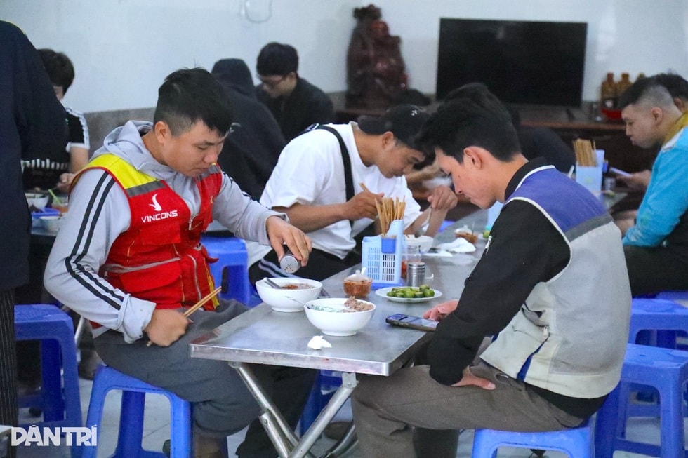 Quán bún ở Hà Nội giá 20.000 đồng, chủ khẳng định chỉ lãi 2.500 đồng/bát - 8 Quán bún ở Hà Nội giá 20.000 đồng, chủ khẳng định chỉ lãi 2.500 đồng/bát - 8