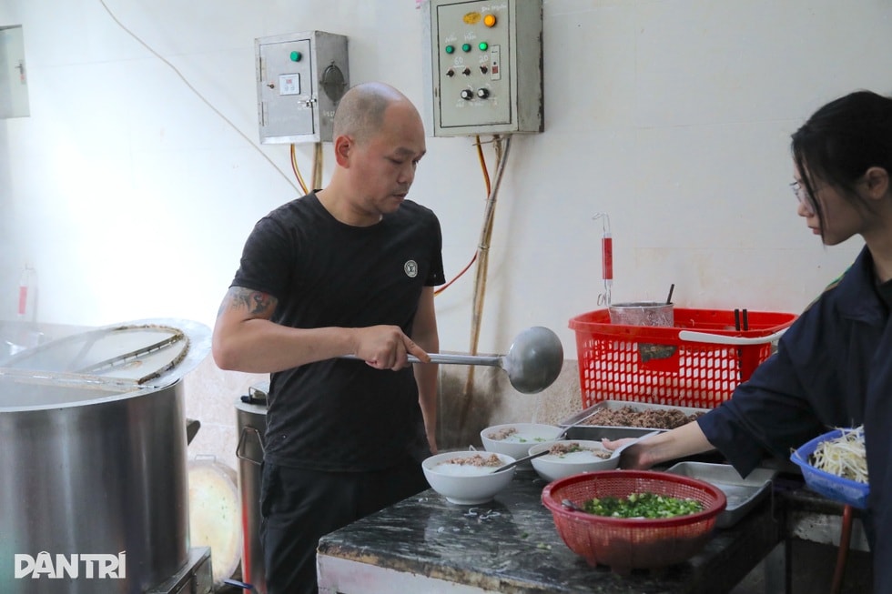 Quán bún ở Hà Nội giá 20.000 đồng, chủ khẳng định chỉ lãi 2.500 đồng/bát - 6 Quán bún ở Hà Nội giá 20.000 đồng, chủ khẳng định chỉ lãi 2.500 đồng/bát - 6