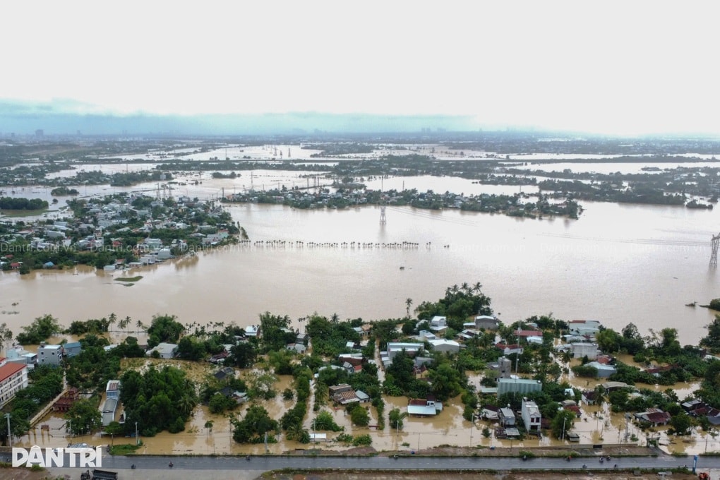 Miền Trung oằn mình trong lũ, nhà sập, người mất, tài sản bị cuốn trôi - 4 Miền Trung oằn mình trong lũ, nhà sập, người mất, tài sản bị cuốn trôi - 4