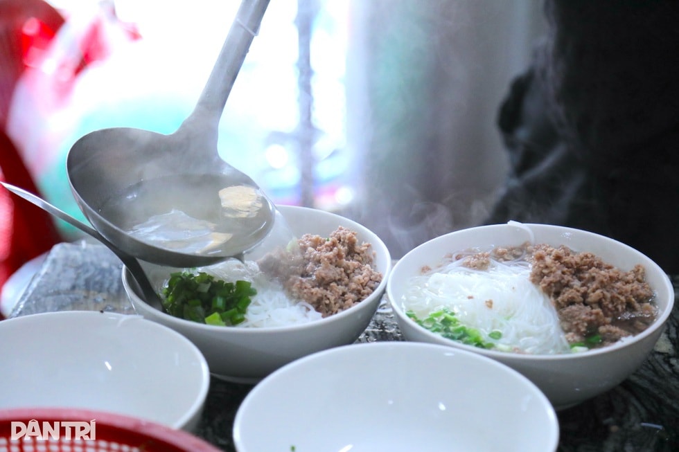 Quán bún ở Hà Nội giá 20.000 đồng, chủ khẳng định chỉ lãi 2.500 đồng/bát - 5 Quán bún ở Hà Nội giá 20.000 đồng, chủ khẳng định chỉ lãi 2.500 đồng/bát - 5