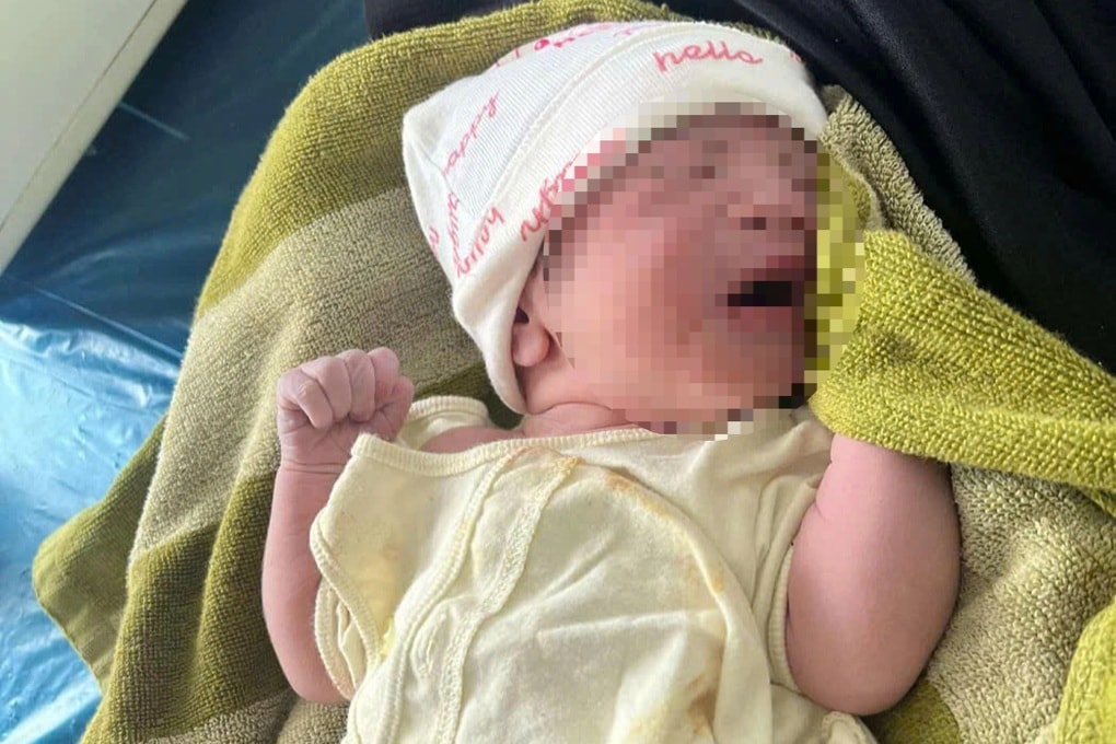 Bé gái sơ sinh còn nguyên dây rốn bị bỏ lại trong nhà hoang - 1 Bé gái sơ sinh còn nguyên dây rốn bị bỏ lại trong nhà hoang - 1