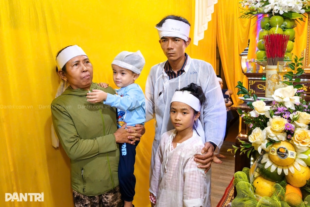 Miền Trung oằn mình trong lũ, nhà sập, người mất, tài sản cuốn trôi - 4 Miền Trung oằn mình trong lũ, nhà sập, người mất, tài sản cuốn trôi - 4