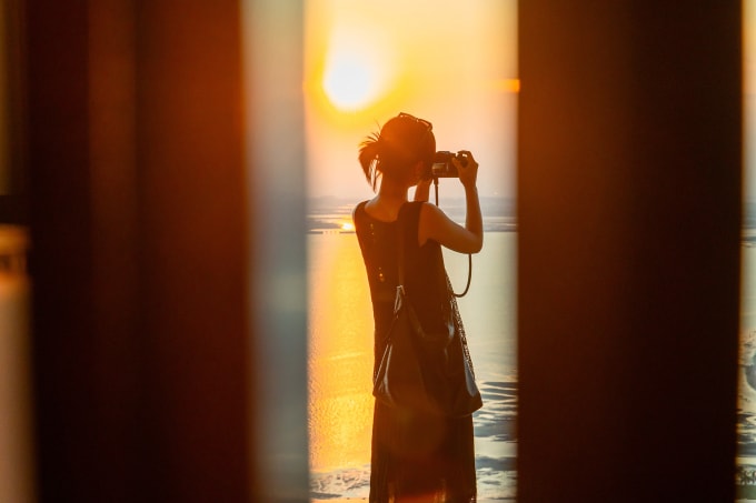 Ngắm hoàng hôn trên vịnh Hạ Long. Ảnh: