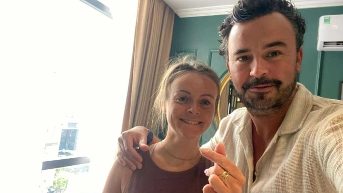 Nena chụp ảnh cùng bạn trai khi an toàn tới Hà Nội. Ảnh: NVCC