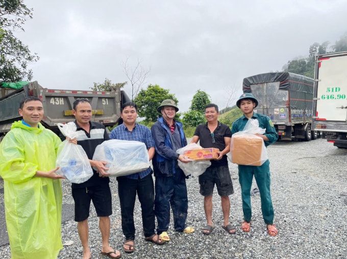 Lực lượng công an xã Phước Năng (Đà Nẵng) tặng thực phẩm cho tài xế mắc kẹt trên đèo Lò Xo, ngày 29/10. Ảnh: Công an xã Phước Năng cung cấp