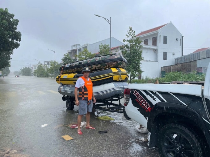 Anh Đào Kim Cương cùng các thành viên đội phản ứng nhanh Thái Nguyên chở ba xuồng đến Huế hỗ trợ người dân từ sáng 28/10. Ảnh: Nhân vật cung cấp