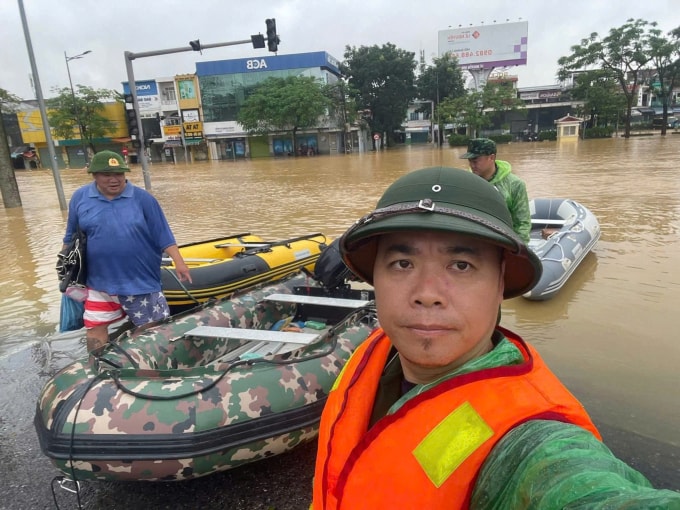 Anh Phạm Hoài Phương (bên phải), một thành viên trong đội Phản ứng nhanh Otofun Thái Nguyên cùng các thành viên hạ thuyền, chuẩn bị cứu hộ người dân, sáng 28/10. Ảnh: Nhân vật cung cấp