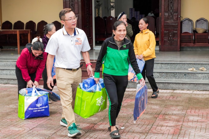 Những phần quà của Tiger nhằm sẻ chia khó khăn với người dân vùng bão. Ảnh: Heineken Việt Nam