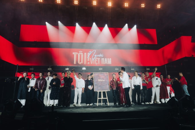 Êkíp chương trình đã đấu giá poster chương trình có chữ ký của các nghệ sĩ để gây quỹ vì dân cùng lũ. Ảnh: Ban tổ chức cung cấp