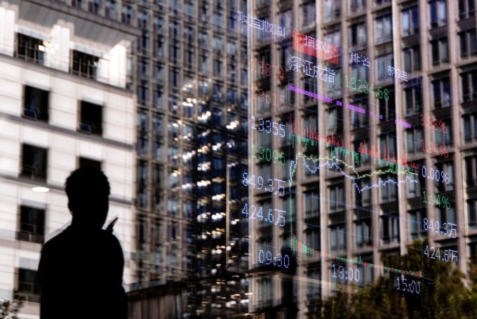Bảng điện tử bên ngoài một công ty môi giới chứng khoán ở Bắc Kinh. Ảnh: Reuters