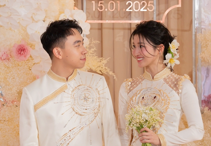 Doanh nhân Phạm Nhật Minh Hoàng bên á hậu Phương Nhi tại lễ ăn hỏi, ngày 15/1. Ảnh: Linh Linh