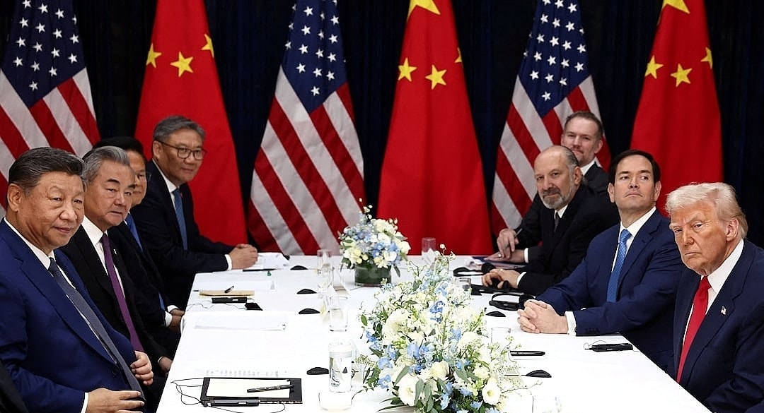 Chủ tịch Trung Quốc Tập Cận Bình, Tổng thống Mỹ Donald Trump và các quan chức trong cuộc gặp sáng 30/10. Ảnh: Reuters