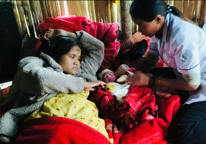 Mẹ con chị Nhi được hai y sĩ đỡ đẻ ngay tại nhà. Ảnh: Nam Em