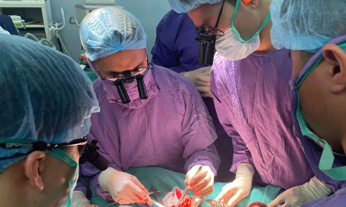 Các bác sĩ nối chân cho bệnh nhân. Ảnh: Bệnh viện cung cấp