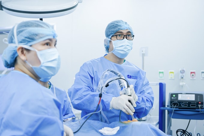 Bác sĩ Thái Duy đang phẫu thuật cho ông Hưng. Ảnh: Bệnh viện Đa khoa Tâm Anh