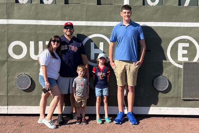 Yates (bìa phải) cùng bố mẹ và các em. Ảnh: Tara Sargent