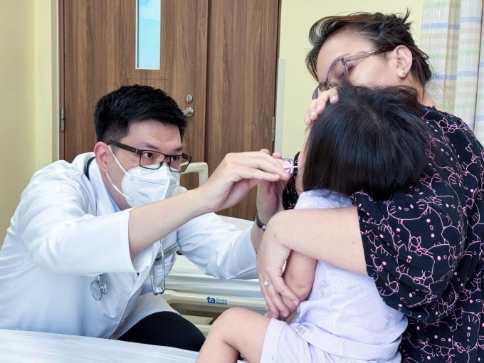 Bác sĩ Châu thăm khám cho bệnh nhi. Ảnh: Hoài Thương