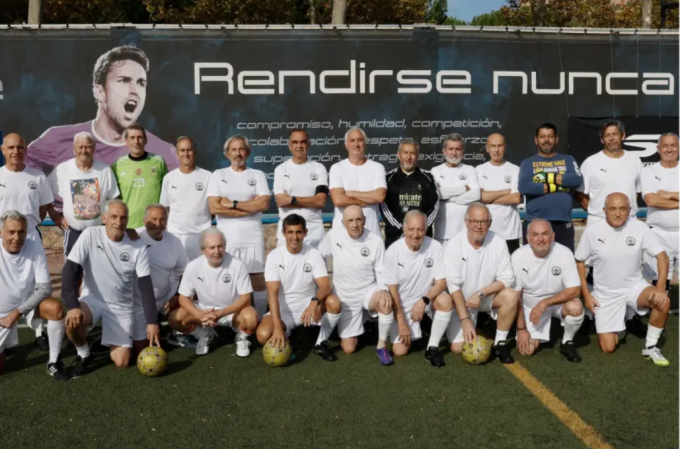 Các thành viên của CLB bóng đá đi bộ Tres Cantos. Ảnh: Marca