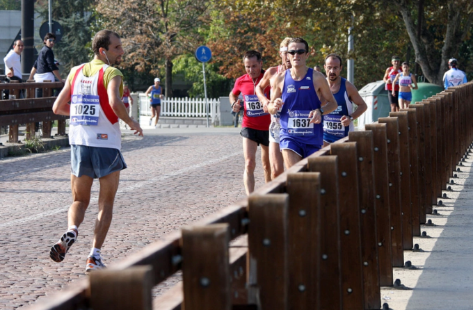 Một runner chạy lùi khi thi đấu marathon tại Modena, Italy. Ảnh: Roberto Ferrari