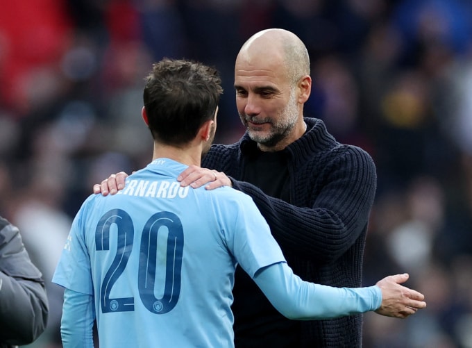 Pep Guardiola trao đổi với Bernardo Silva trong trận Man City hạ Chelsea ở bán kết FA Cup năm 2024. Ảnh: Reuters