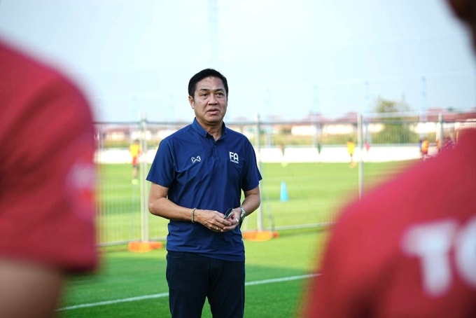 Huyền thoại Thái Lan Piyapong Pue-on trao đổi với đội tuyển U23 Thái Lan vào tháng 3/2025. Ảnh: FAT