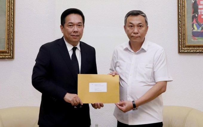 Chủ tịch LĐBĐ Việt Nam (VFF) Trần Quốc Tuấn (phải) nhận thư xin lỗi từ Phó chủ tịch LĐBĐ Thái Lan Adisak Benjasiriwan, tại trụ sở VFF ở Hà Nội ngày 29/10/2025. Ảnh: VFF