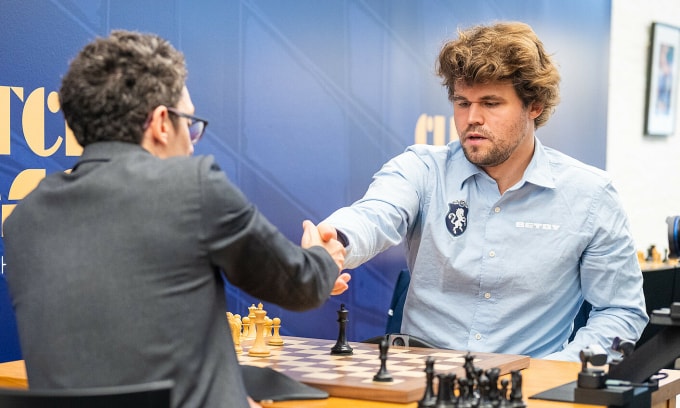 Carlsen (phải) trong ván thắng Fabiano Caruana ở siêu giải Clutch Chess: Champions Showdown tại CLB cờ vua St Louis, bang Missouri, Mỹ, ngày 29/10/2025. Ảnh: STLCC
