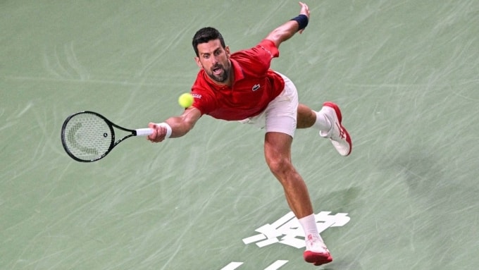 Djokovic cứu bóng ở trận gặp Bergs, trên sân Trung tâm ở tổ hợp Qizhong Forest, Thượng Hải, Trung Quốc hôm 9/10. Ảnh: Reuters