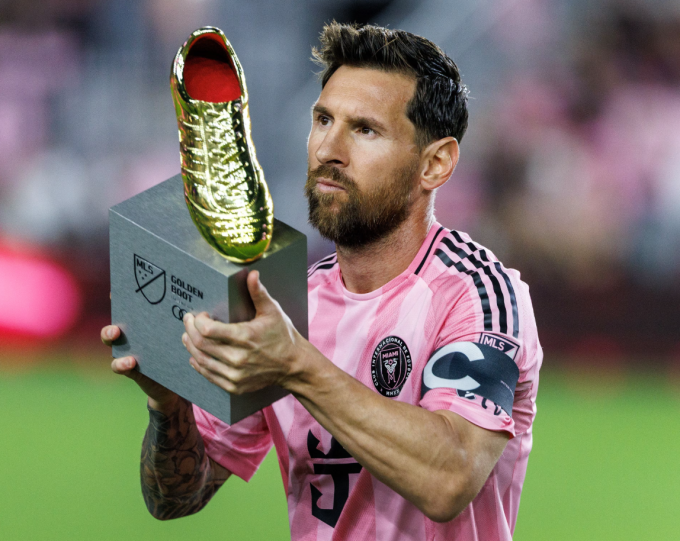 Lionel Messi nhận danh hiệu Chiếc giày vàng MLS trước trận Inter Miami thắng SC Nashville 3-1 ở lượt đầu vòng một MLS Cup tối 24/10. Ảnh: EPA
