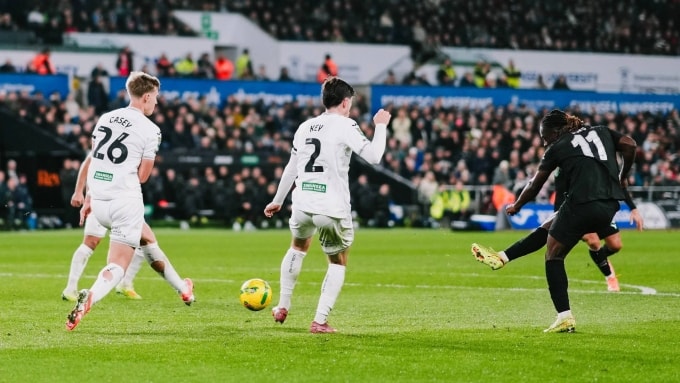 Jeremy Doku (phải) gỡ hòa trong trận Swansea City 1-3 Man City ở vòng bốn Cup Liên đoàn tối 29/10. Ảnh: Man City