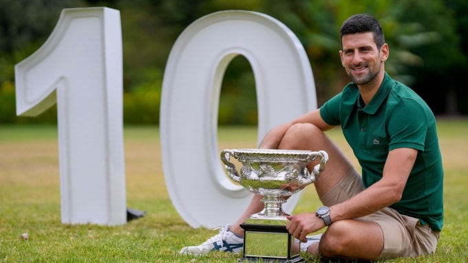 Djokovic bên chiếc cup Australia Mở rộng 2022 - năm anh lập kỷ lục 10 lần vô địch giải. Ảnh: Reuters
