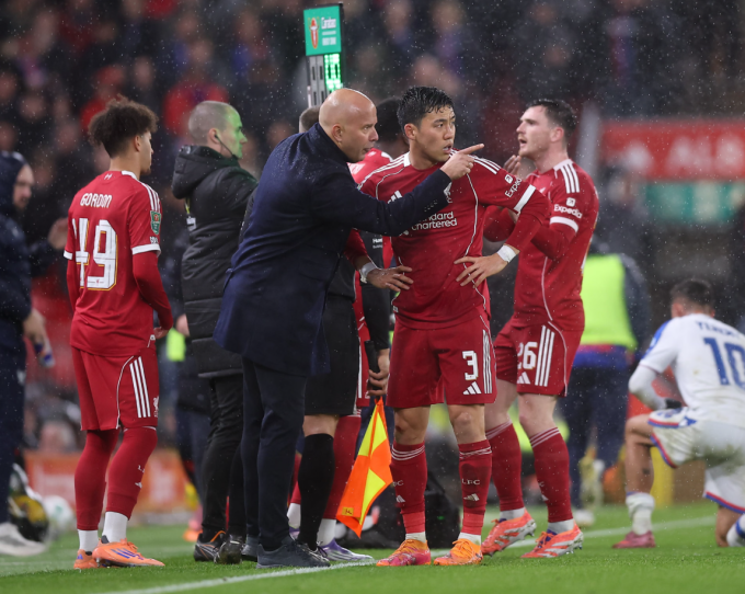 HLV Arne Slot chỉ đạo trong trận Liverpool thua Crystal Palace 0-3 ở vòng bốn Cup Liên đoàn trên sân Anfield, Liverpool, Merseyside, Anh ngày 29/10. Ảnh: Offside