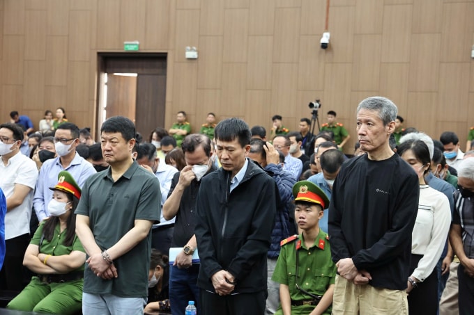 Ba bị cáo người Hàn Quốc (hàng đầu) bị xét xử vì tội Tổ chức đánh bạc. Ảnh: Danh Lam