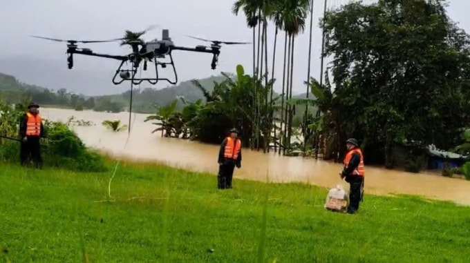 Quân khu 5 dùng drone tiếp tế lương thực cho dân bị cô lập. Ảnh: Quân khu 5