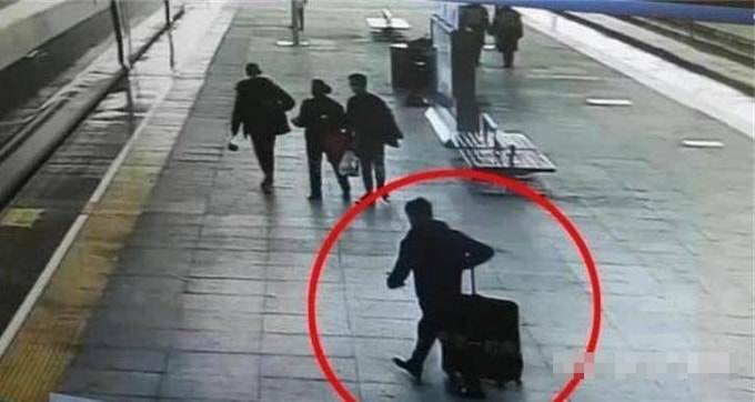 Chiêm Ân Quý bị truy dấu qua chiếc valy màu đen cỡ lớn. Ảnh: CCTV