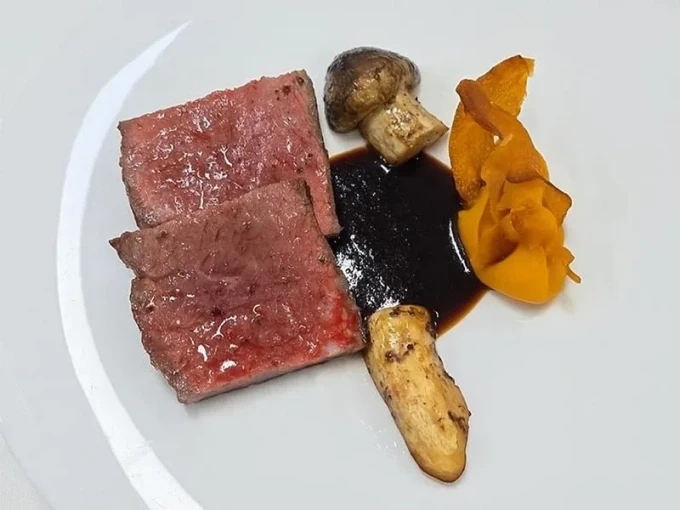 Món thăn ngoại bò Hanwoo trong tiệc tối 29/10. Ảnh: Daum