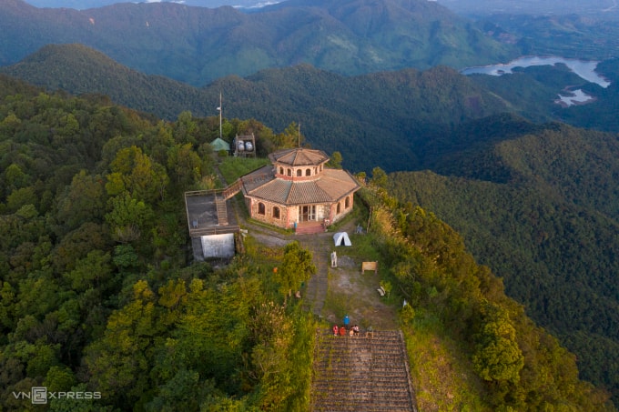 Vọng Hải Đài nằm trên đỉnh núi Bạch Mã ở độ cao khoảng 1.430 m, nơi mưa nhiều nhất Việt Nam. Ảnh: Võ Thạnh