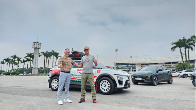 Anh Hải Kar (phải) trước chuyến khởi hành từ Hà Nội. Ảnh: Thế Vinh