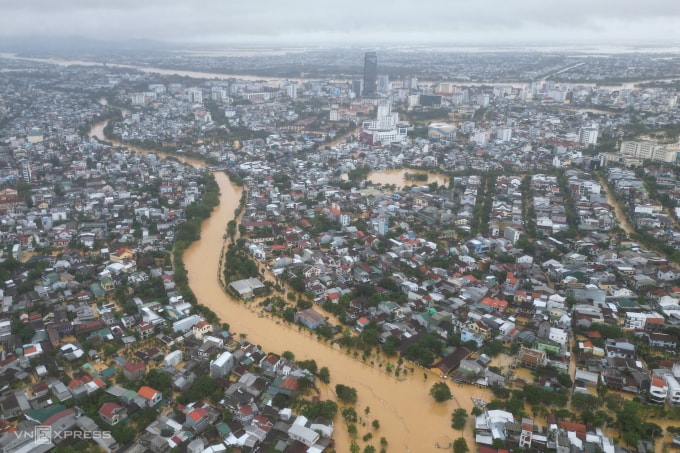 Nhiều nhà dân ở ven sông Lợi Nông vẫn đang ngập sâu ngày 30/10. Ảnh: Võ Thạnh