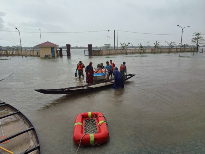 Đoàn cứu trợ được công xã Quảng Điền ứng cứu kịp thời.
