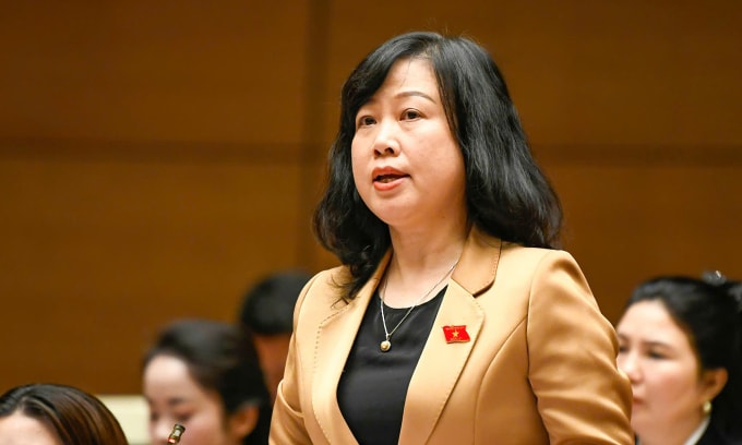 Bộ trưởng Y tế Đào Hồng Lan giải trình trước Quốc hội sáng 30/10. Ảnh: Hoàng Phong