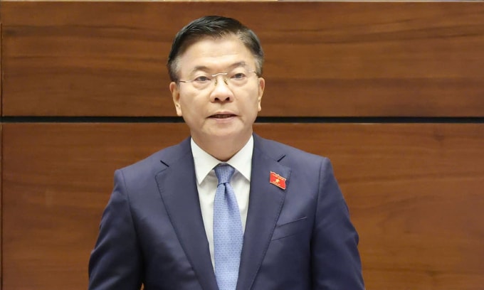 Phó thủ tướng Lê Thành Long trả lời ý kiến đại biểu sáng 30/10. Ảnh: Cổng TTĐT Quốc hội